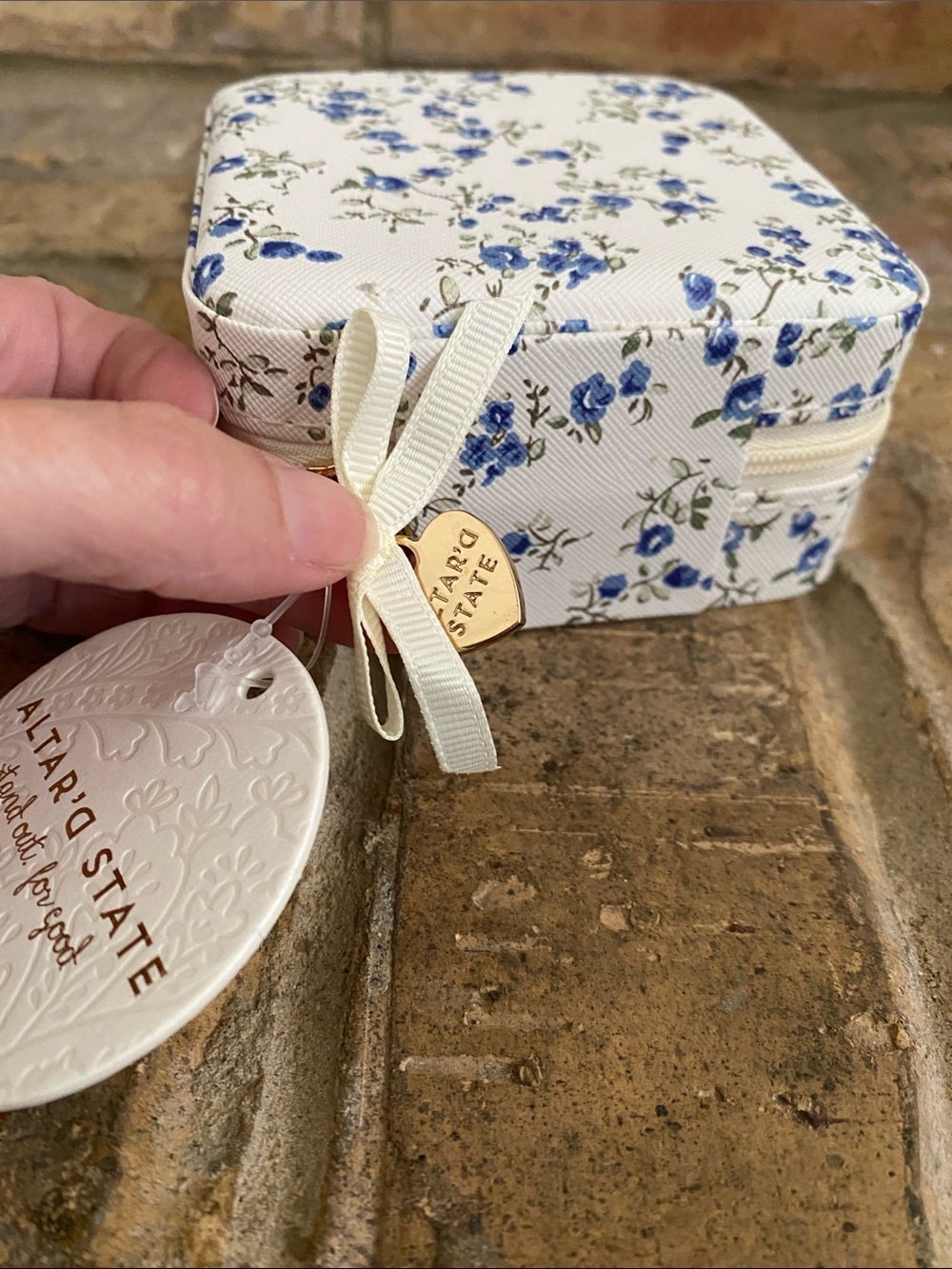 Altar'd State White and Blue Floral Travel Jewelry Case - Picture 2 of 8